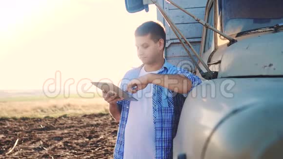 智慧农业男子农民司机站在卡车附近的数字平板电脑生活方式慢动作视频肖像视频的预览图