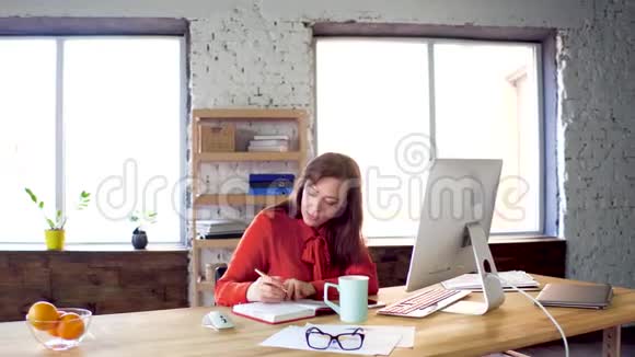 在办公室工作的漂亮女商人视频的预览图