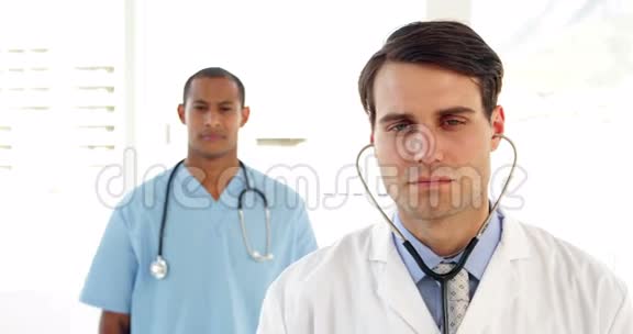 医生举起听诊器视频的预览图