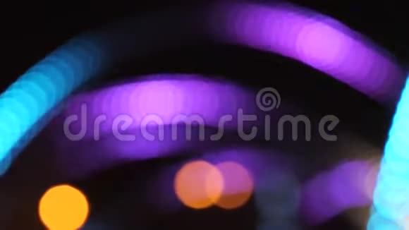 五颜六色的运行bokeh灯在新的一年夜晚照明视频的预览图