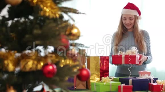 戴圣诞帽的快乐女孩视频的预览图