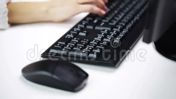 女人在办公室用电脑键盘打字视频的预览图