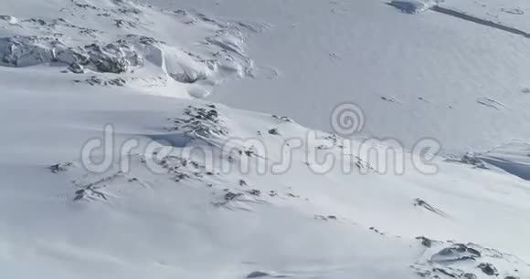 南极洲冬季雪山鸟瞰图视频的预览图