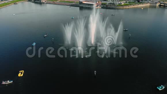 日落时的高喷泉无人驾驶飞机的空袭视频的预览图