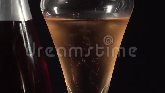 一杯粉红香槟视频的预览图