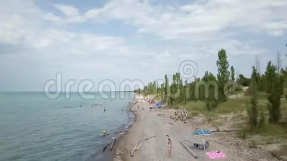 休伦湖海滩和水空中观景4k视频的预览图