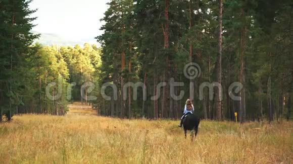 少女在森林附近的秋田上疾驰视频的预览图