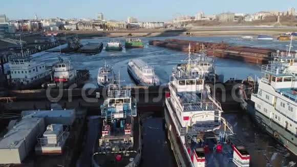 在河上的港口停泊船只直升机空中射击视频的预览图