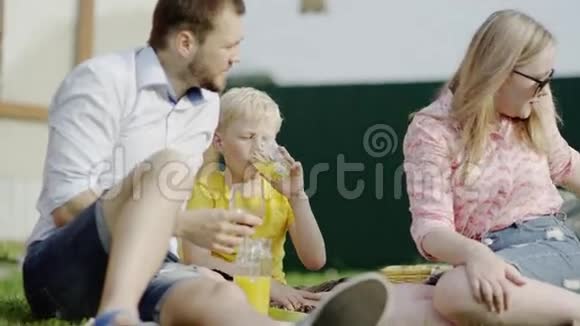 家庭野餐快乐视频的预览图