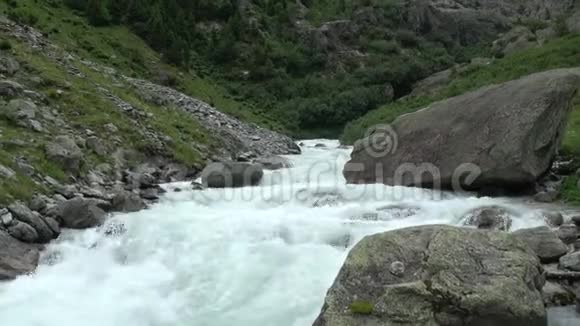 在瑞士国家公园观看高山河流景观视频的预览图