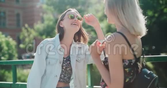 两个年轻女孩在一个城市享受夏天视频的预览图