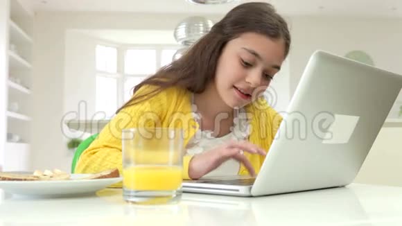 西班牙女孩用笔记本吃早餐视频的预览图
