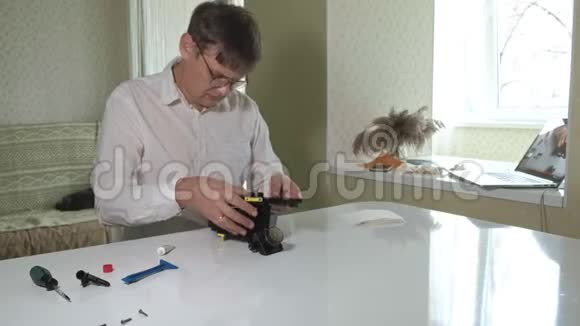 一名男子正在修理一台咖啡机的咖啡机修理咖啡机视频的预览图
