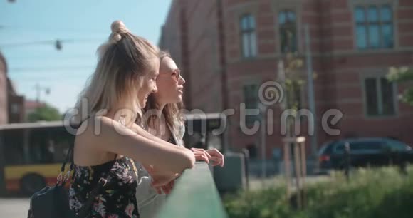 两个年轻女孩在一个城市享受夏天视频的预览图