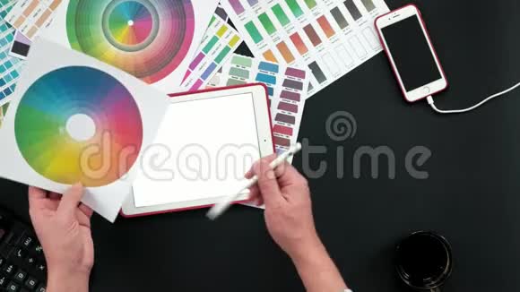 桌面平面设计师黑色背景视频的预览图