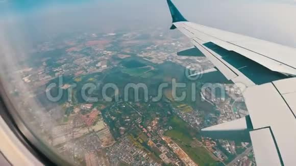 从曼谷城市景观的喷气式飞机窗口观看视频的预览图