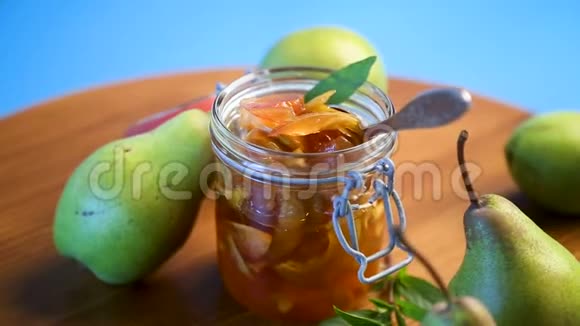 装有苹果和梨的甜果酱放在玻璃罐里视频的预览图