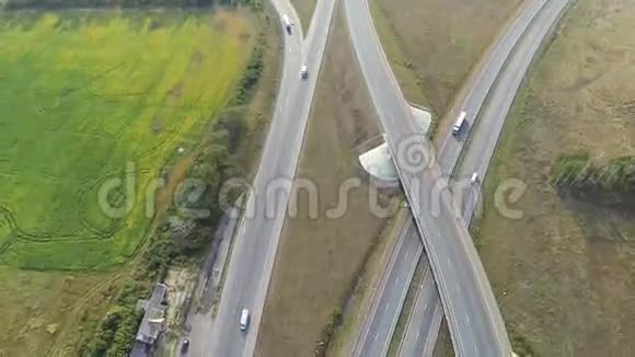高速公路路口的空中射击无人机跟随卡车视频的预览图