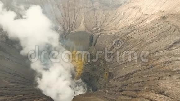 有火山口的活火山GunungBromoJawa印度尼西亚视频的预览图