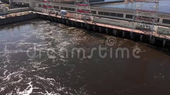 水力发电厂在河上直升机射击视频的预览图