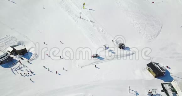 美丽的意大利阿尔卑斯山雪山景观滑雪胜地4k视频的预览图
