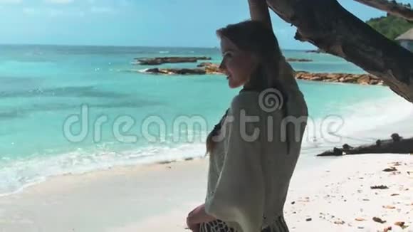 美丽的年轻女子在热带海滩放松视频的预览图