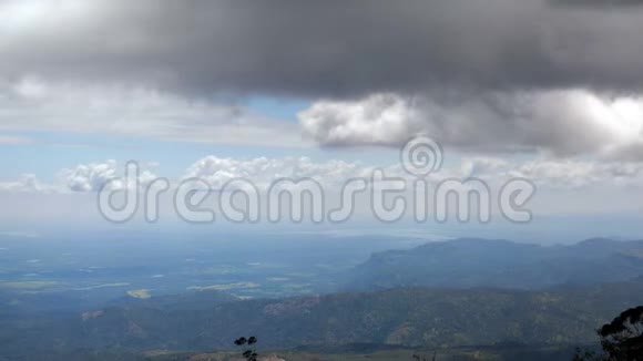 从斯里兰卡的山上俯瞰空中景观视频的预览图