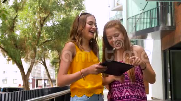 夏季城市带平板电脑的少女视频的预览图