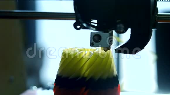 3D打印机从塑料中打印物体视频的预览图