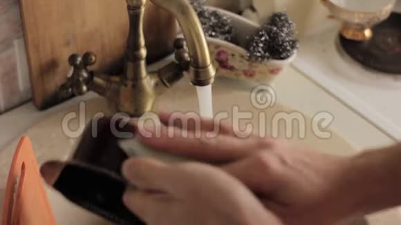 男人洗盘子特写手和海绵视频的预览图