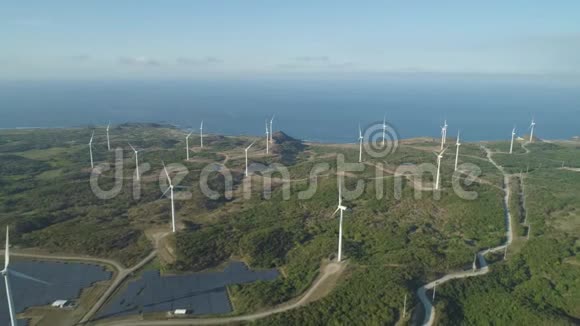 有风车的太阳能农场菲律宾吕宋视频的预览图