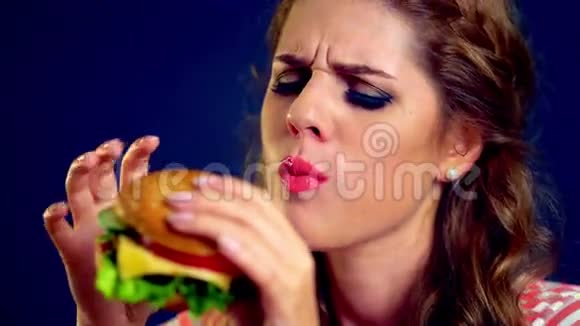 吃汉堡的女孩视频的预览图