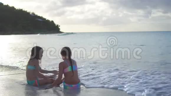 可爱的小女孩在海滩上放松视频的预览图