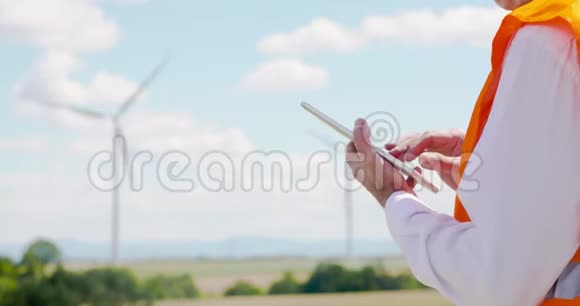 风车农场使用数字平板的工程师视频的预览图