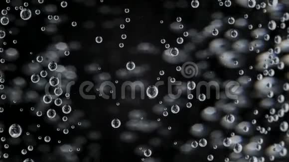 黑色背景有气泡的水的足迹视频的预览图
