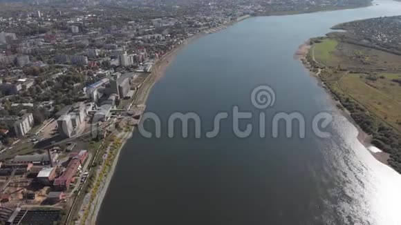 全景城市秋天汤姆河无人机高空俯视图视频的预览图