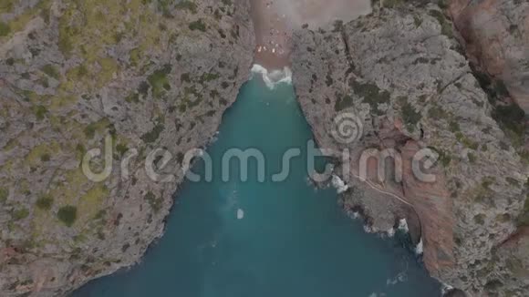 萨卡洛布拉港美丽的海滨道路和景观马洛卡西班牙视频的预览图