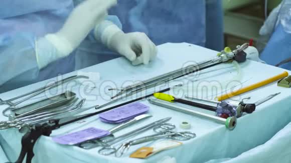 手术中的外科护士一桌视频的预览图