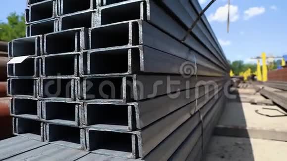 金属通道成排铺设在开放式金属仓库仓库内的大型金属通道视频的预览图