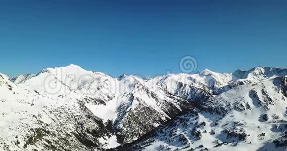 美丽的意大利阿尔卑斯山雪山景观滑雪胜地4k视频的预览图