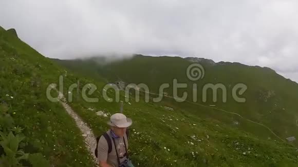 瑞士山区的中年男子徒步旅行视频的预览图