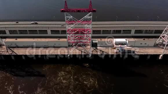 水力发电厂在河上直升机射击视频的预览图