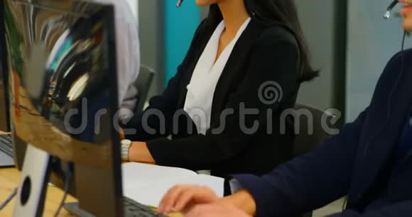 办公桌4k配备耳机的行政人员视频的预览图