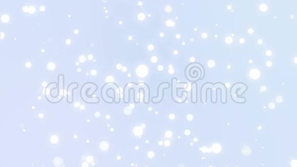 白色的雪花在浅蓝色渐变背景上飞舞视频的预览图