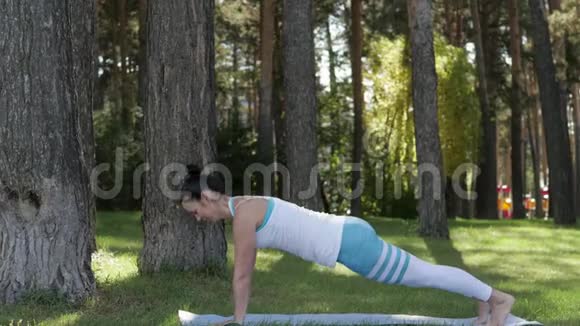 年轻女子在公园露天做瑜伽健康的生活方式视频的预览图