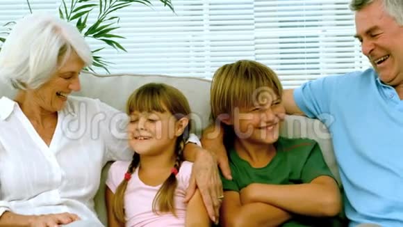孩子们和祖父母在沙发上视频的预览图