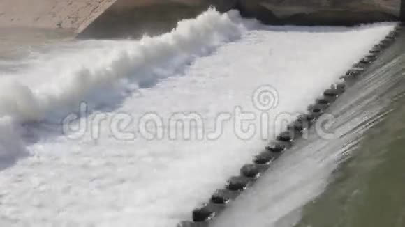 泰国水电大坝小型溢洪道视频的预览图