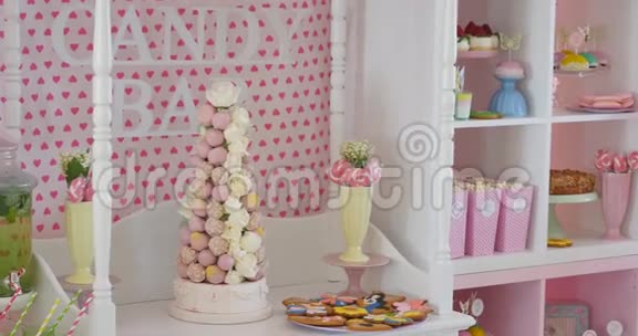 美味的甜自助餐配有纸杯蛋糕糕点和其他甜点视频的预览图