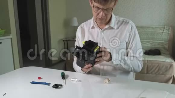 一名男子正在修理一台咖啡机的咖啡机修理咖啡机视频的预览图