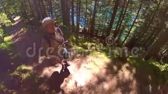 瑞士山区的中年男子徒步旅行视频的预览图